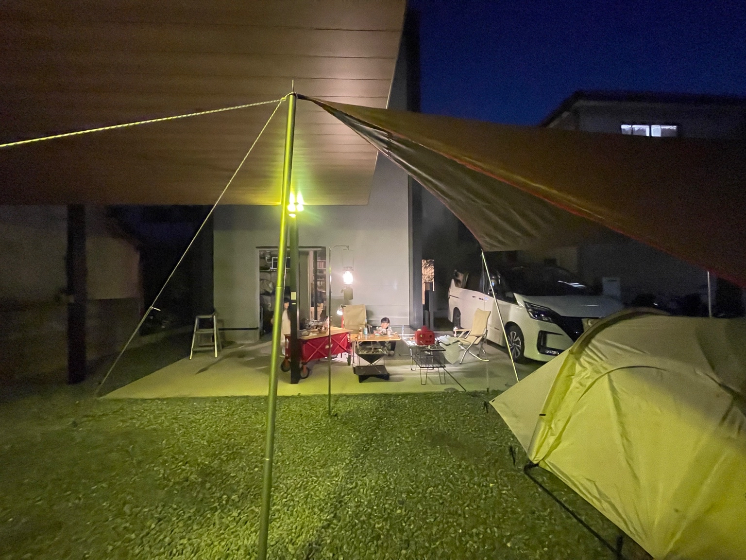 夜の庭キャンプ風景