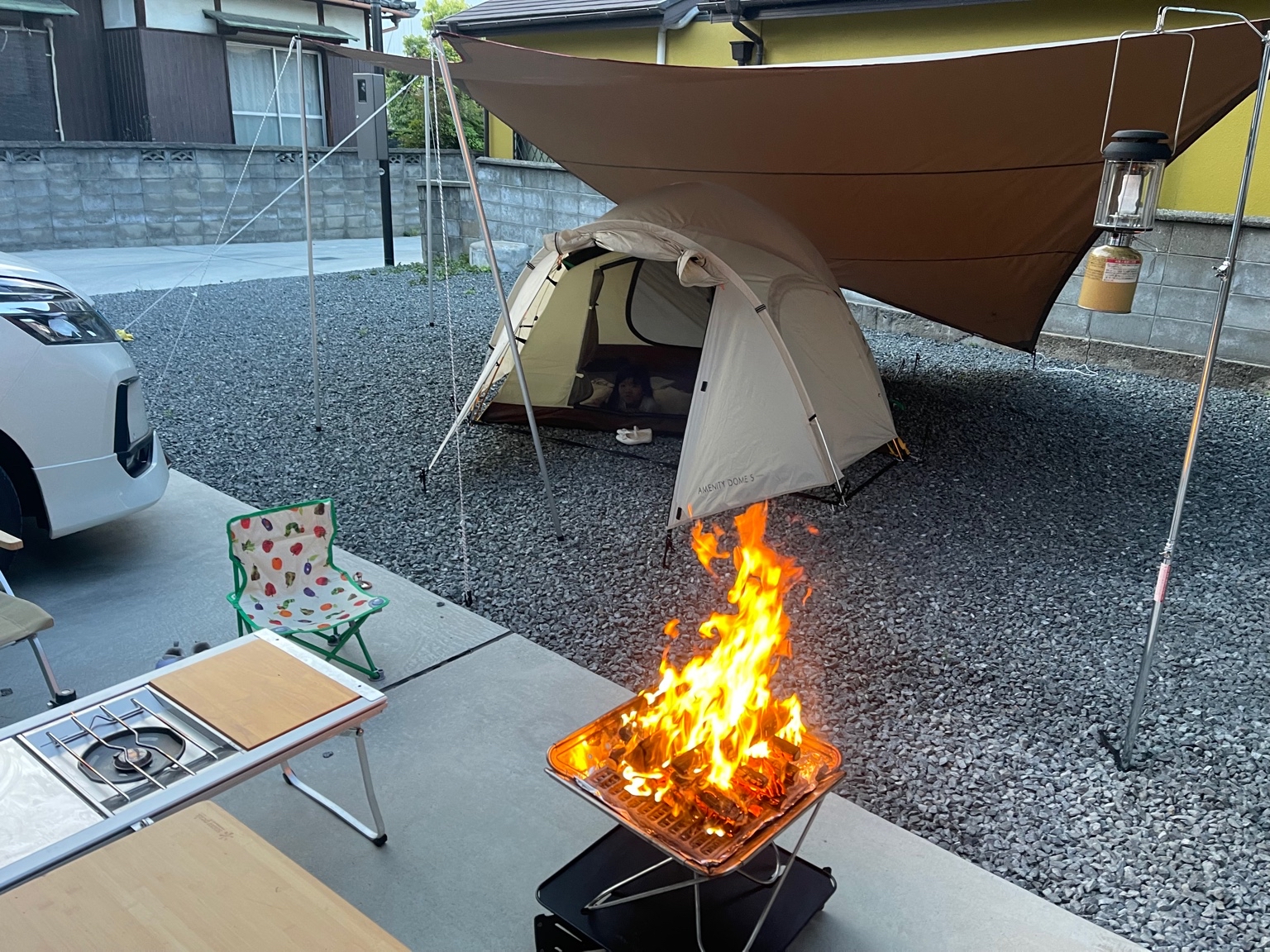 焚火とテントの庭キャンプ風景